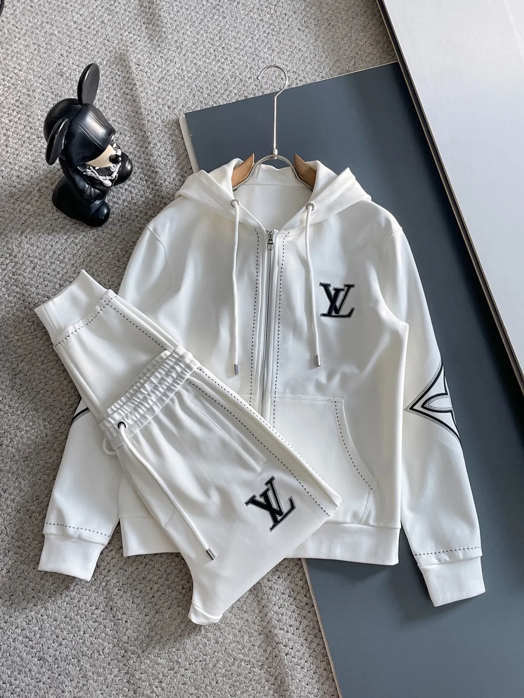 🅿️720 LV hot-selling suit is coming. Focus on the original version of the official website. 2025 new hot-selling cardigan suit. The original order is the best. 🇭🇰The meticulous work of top designers. It has a fitting and perfect upper body effect. All-natural high-quality Tencel Roman cotton 100%, close-fitting comfort, noble and elegant! Original hardware embodies elegance and nobility! Counter size: M-3XL (maximum wear up to 190 pounds)